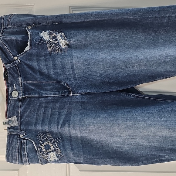 ONE 5 One Unique Design 5 Pocket Button/Zip Distressed Capri Jeans Size 14 EUC - Picture 4 of 14